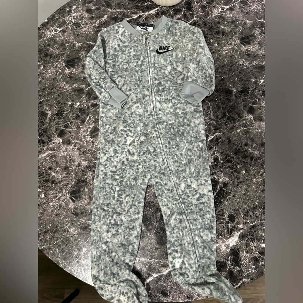 Nike Kids Speckled Gray Footie sleep 9M
